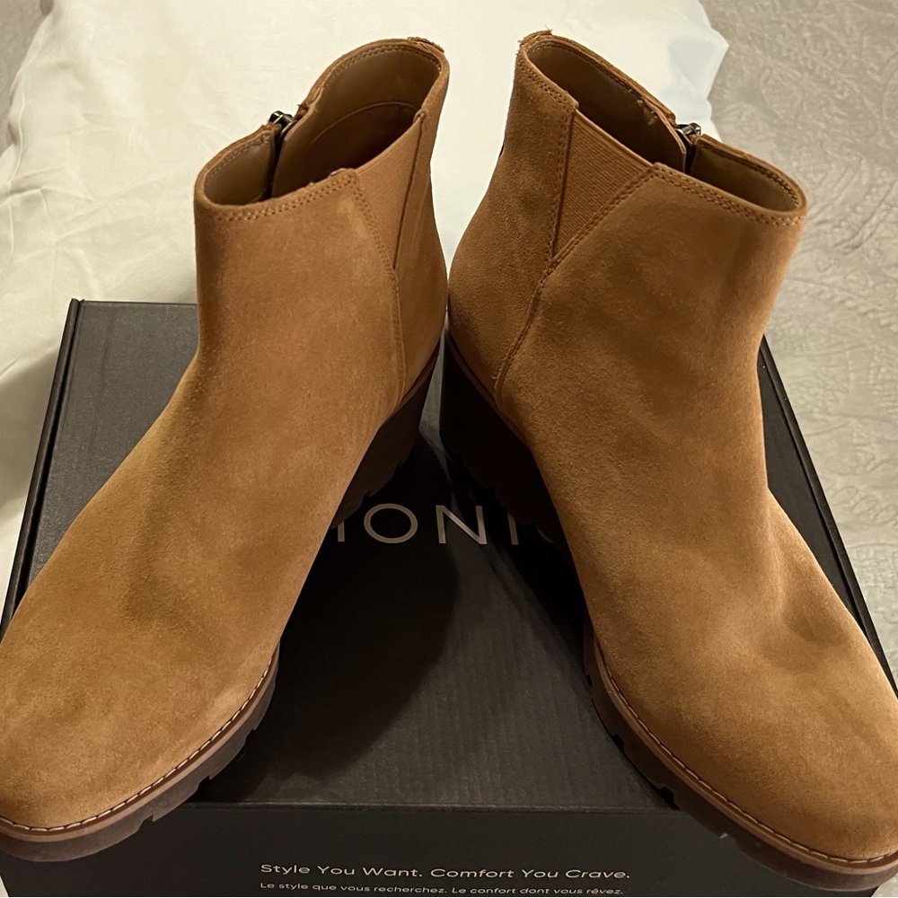 Vionic; Ladies; Water Repellent Suede Booties; Size 9 (40); Hazal